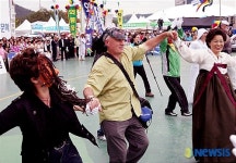 신명나는 풍물놀이 외국인도 함께