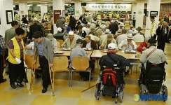 현대건설 임직원, 어르신에게 점심 대접