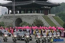 보통문 앞 지나가는 무개차