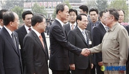 김장수 국방장관과 악수하는 김위원장