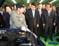 평화자동차 근로자 격려하는 노대통령