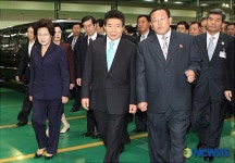 평화자동차공장 방문한 노대통령 내외