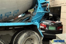 트럭 사이에 낀 승합차