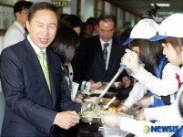 학생들의 배식받는 이명박 대선후보