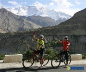 저 뒤 만년설이 라카포시 피크래