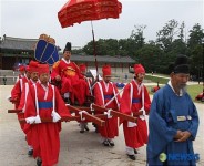 무과시험 마치고 궁궐로 향하는 왕의 가마