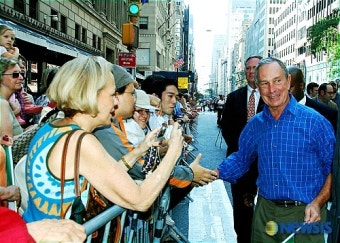 <뉴욕스케치>악수하는 블룸버그 뉴욕시장
