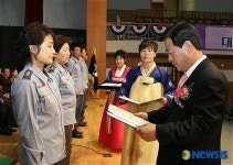의용소방대 표창하는 무주군수
