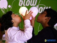 바람을 부니 불이켜지네