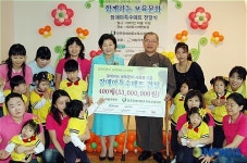 장하진 여성가족부장관, '장애아 특수매트 전달'