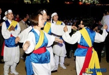 어깨 춤이  덩실 덩실