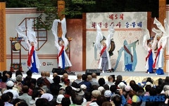 얇은 사 하이얀 고깔은 고이 접어서 나빌레라..