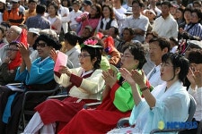 마당극 열연에 박수 보내는 관람석