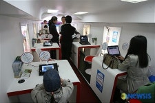 어린이도 무선인터넷 버스에서 노트북 사용해요