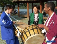 외국 조정선수들의 북치기 대결(?)