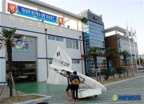 파도를 가르는 요트모습의 요트클럽하우스 준공