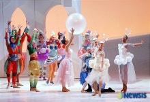 알록달록 의상의 배우들