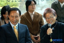 문화예술인들과 밝은 분위기 속 차 한잔의 대화