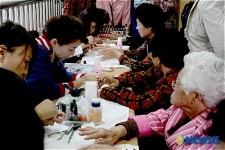 해피월곡페스티벌, 네일아트 받는 어르신들