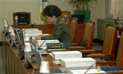 <국정감사>일찍 출석해 메모하는 박근혜 전 대표