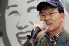 축사하는 전 골든마우스 수상자 강석