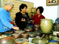 <뉴욕스케치>작품 설명하는 김두선도예가