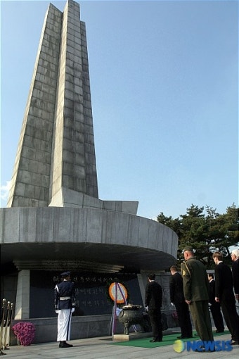 현충원 방문한 슬로바키아 총리