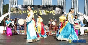 경남문화예술회관 야외공연장서 국악 공연