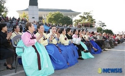 경남문화예술회관 야외공연장서 국악 공연
