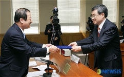 <국정감사>증인선서문 전달하는 장윤기 처장