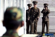 남측을 주시하는 북측 병사들
