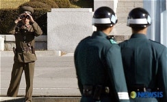 남측병사들 바라보는 북측병사들