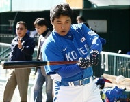 김동주의 날카로운 눈빛