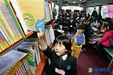 버스안에 도서관이 있어요