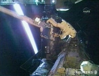 ISS 태양전지판 수리하는 우주인들