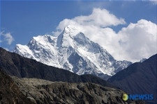 설운 날리는 라카포시의 위용