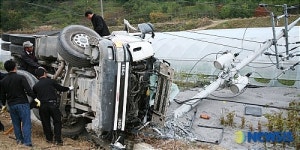 진주 미천면 도로서 24t 덤프트럭 전복...운전자 부상