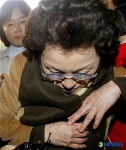 말없이 들어가는 최윤희씨