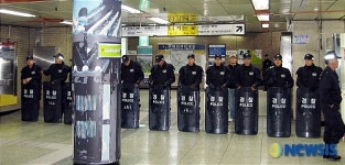 서울광장 통하는 지하철 출구 봉쇄