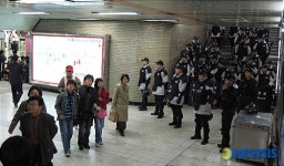 시청광장 출구 봉쇄된 서울시청역 지하철