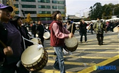 시청앞 투쟁을 알리는 마당놀이