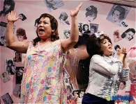 뮤지컬 헤어스프레이서 모녀로 연기하는 왕브리타-김명국