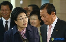 심각하게 이야기 나누는 한명숙 의원과 김원기 전 국회의장