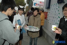 롯데백화점 대구점, 수험생에게 음료 제공