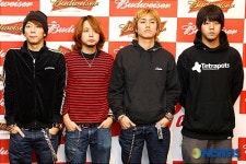 취재진 위해 포즈(?) 취한 일본록밴드 엘르가든