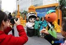 감귤동산 앞에서 기념사진