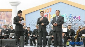 양촌곶감 축제 인사하는 임성규 논산시장(중앙)