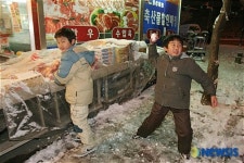 눈싸움하는 어린이들