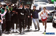 경북체육고등학교 학생들의 응원을 받으며 질주