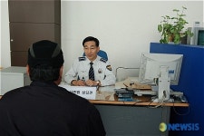 민원상담중인 백광술 김해서장